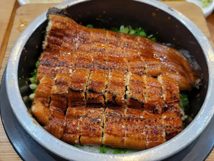 먹음직스러운 장어 솥밥