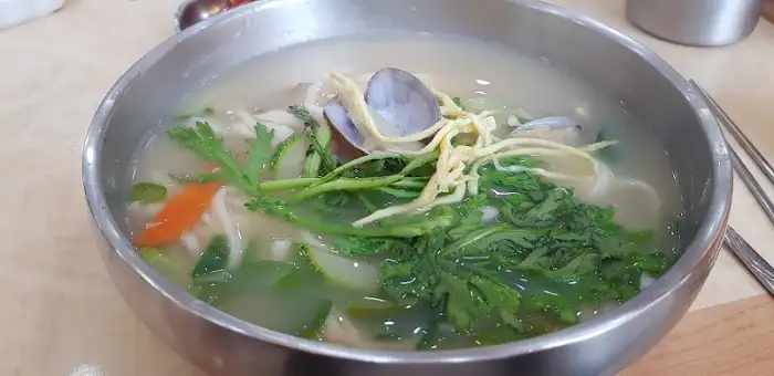 바지락과 채소가 어우러진 칼국수 근접샷