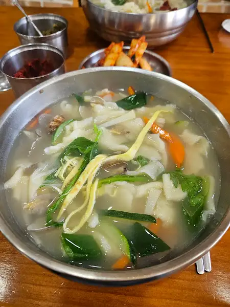 클로즈업된 수제비의 쫄깃한 식감