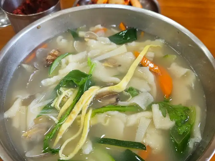 푸짐하게 담겨 나온 칼국수 한 그릇