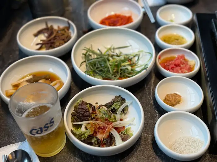 다양한 종류의 곁들임 반찬들