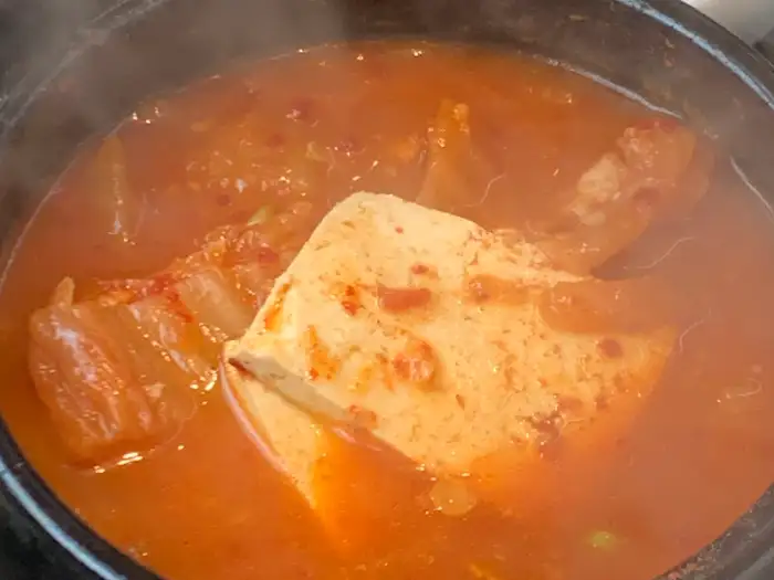 김치찌개 속 두부와 김치, 돼지고기