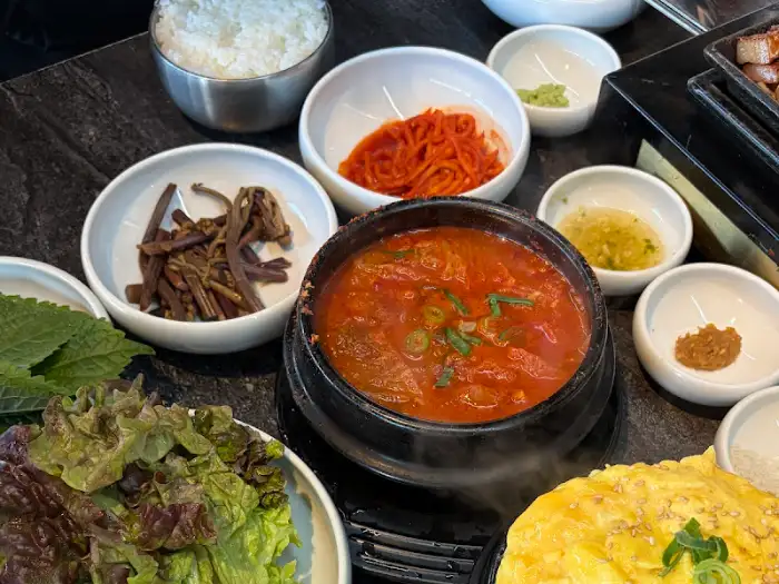 다양한 밑반찬들과 밥, 그리고 흑돼지 김치찌개