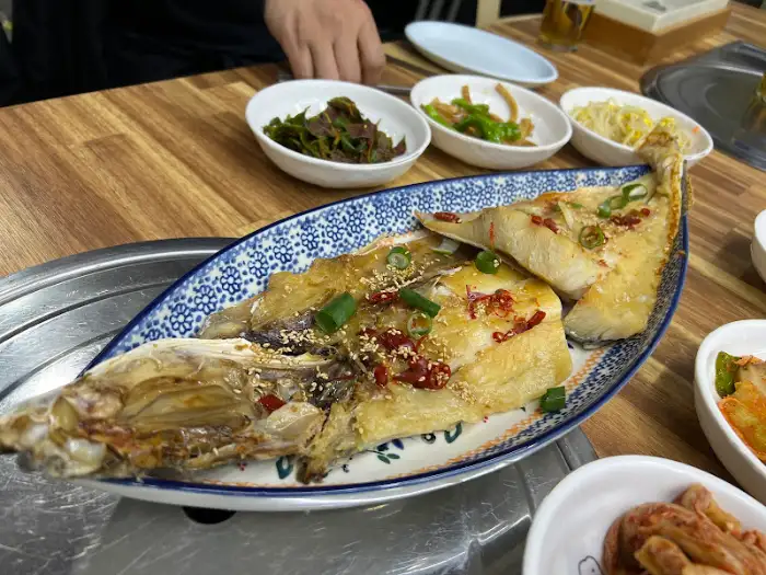 민어찜과 반찬들