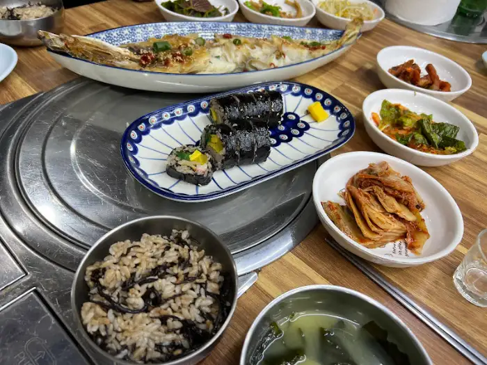 민어찜과 곁들여 나온 김밥