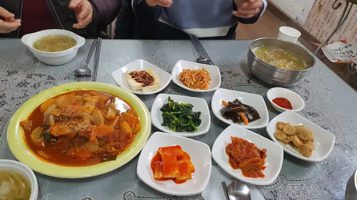 푸짐하게 차려진 황태 정식 한 상