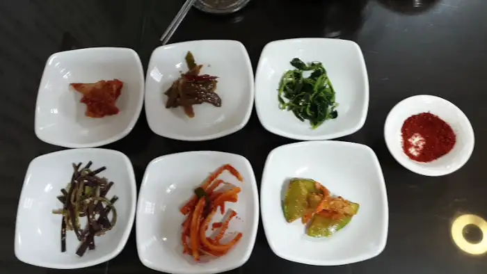 다양하고 정갈한 밑반찬들