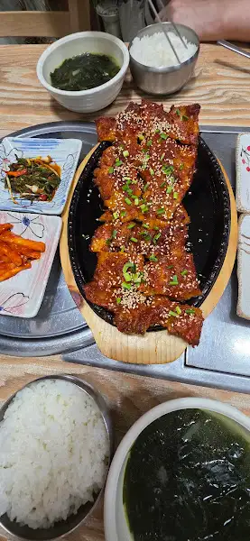 황태 정식에 함께 나온 밥과 국