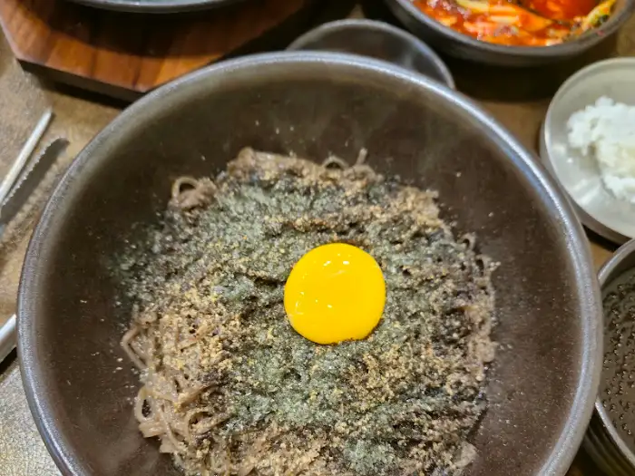 노른자가 올라간 들기름막국수