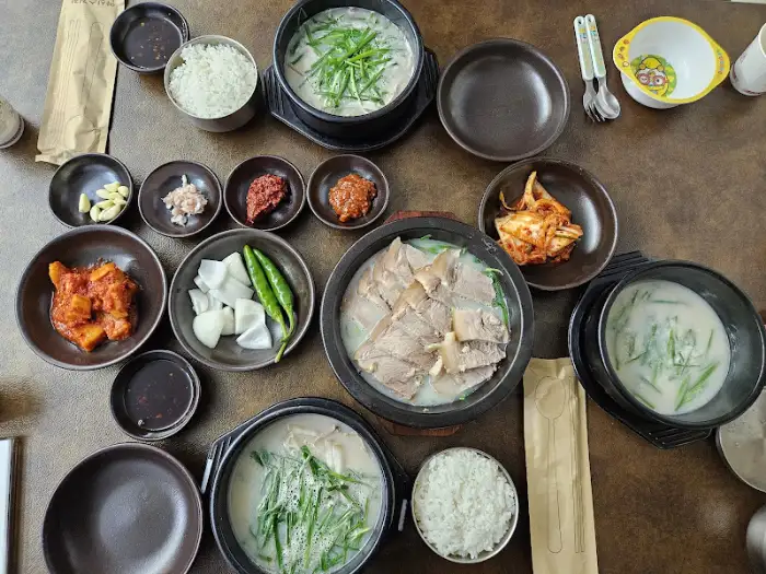 푸짐하게 차려진 한상차림