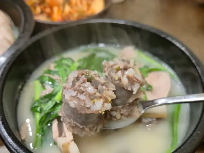 순대국밥 속 푸짐한 순대와 고기