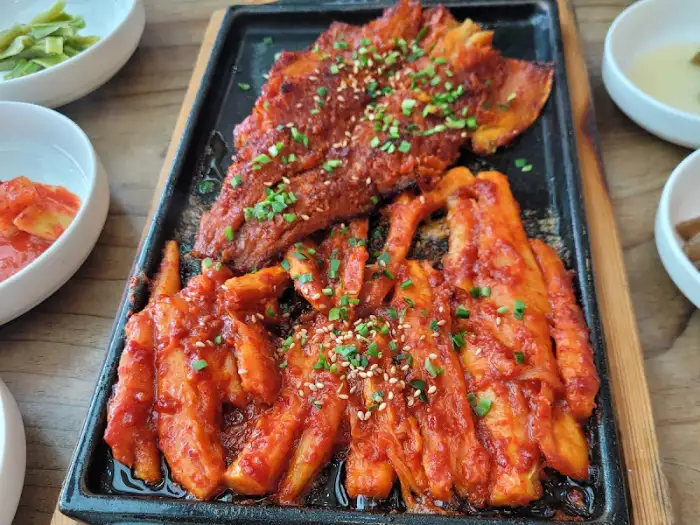 매콤달콤한 양념이 밴 더덕구이와 황태구이