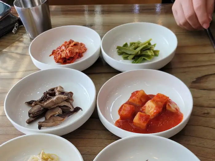 다양한 종류의 나물 반찬과 김치