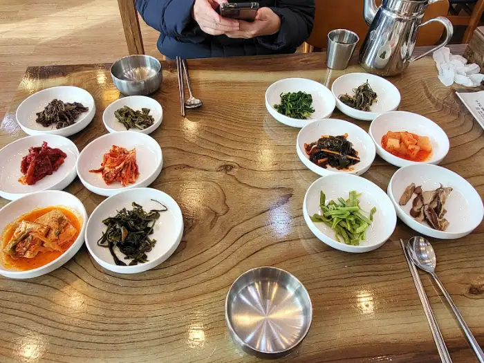 테이블에 차려진 음식의 전체적인 모습