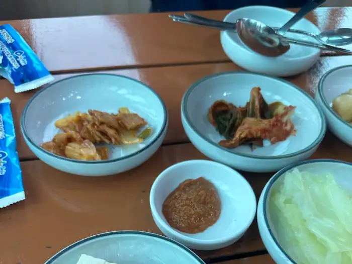 테이블 위 음식 전체 사진