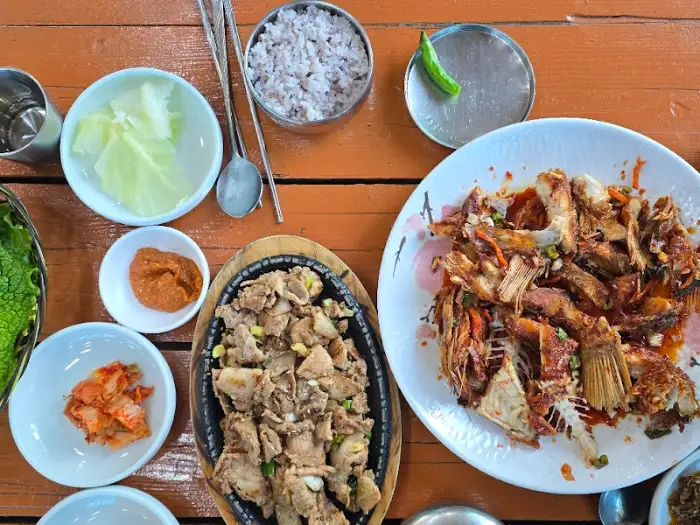 흑돼지 볶음과 우럭 튀김 사진