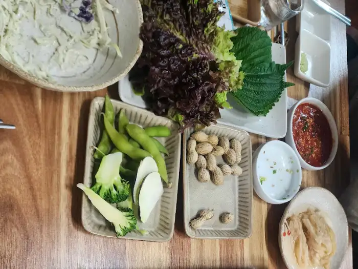 다양한 쌈 채소와 곁들임 메뉴