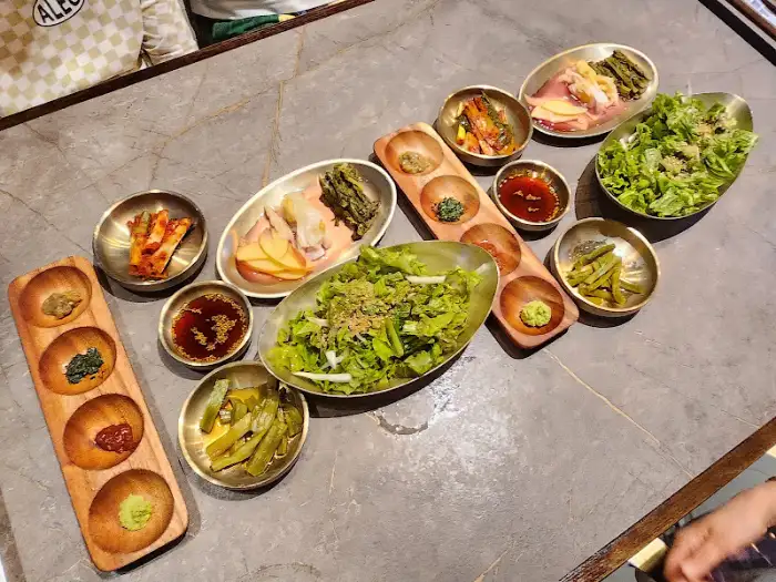 다양한 곁들임 찬과 함께 준비된 고기