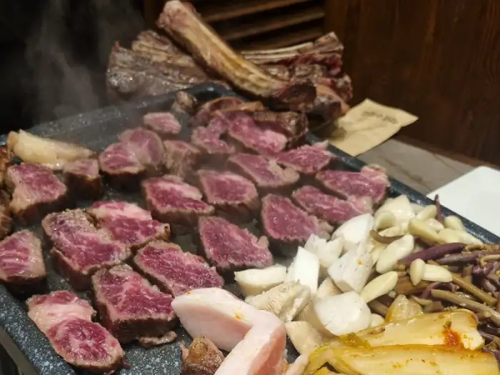 짚불에 초벌된 우대 갈비 구이