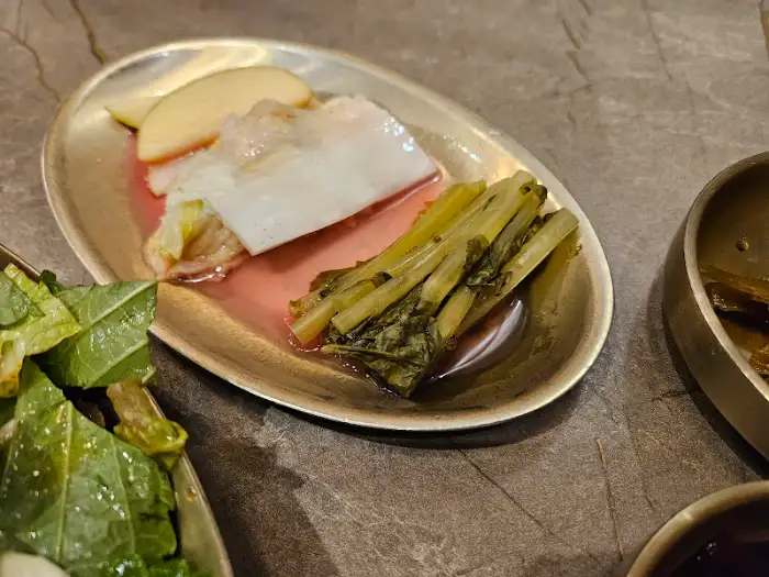 다양한 곁들임 찬의 모습