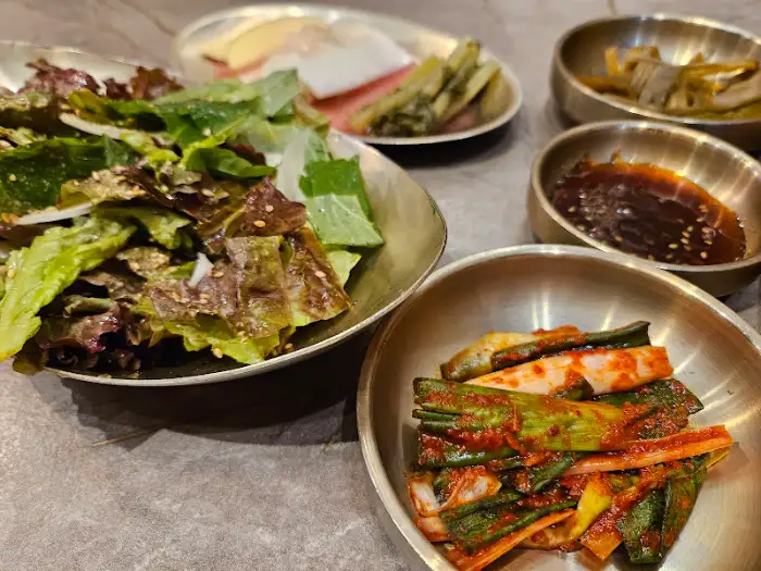 신선한 샐러드와 곁들임 채소