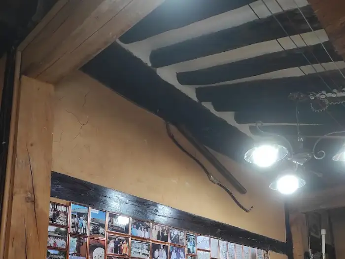 따뜻한 조명과 나무 인테리어