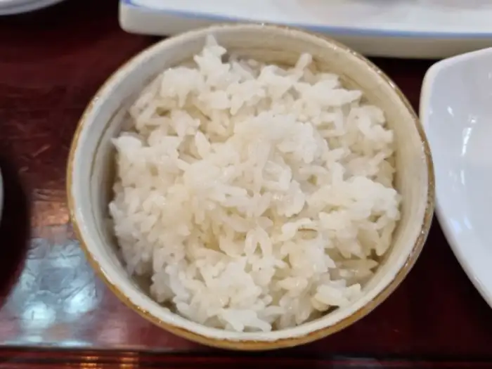 사기 그릇에 담긴 따뜻한 밥