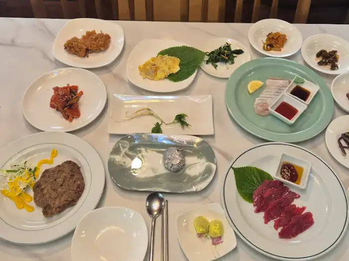 다채로운 색감의 한정식 반찬들