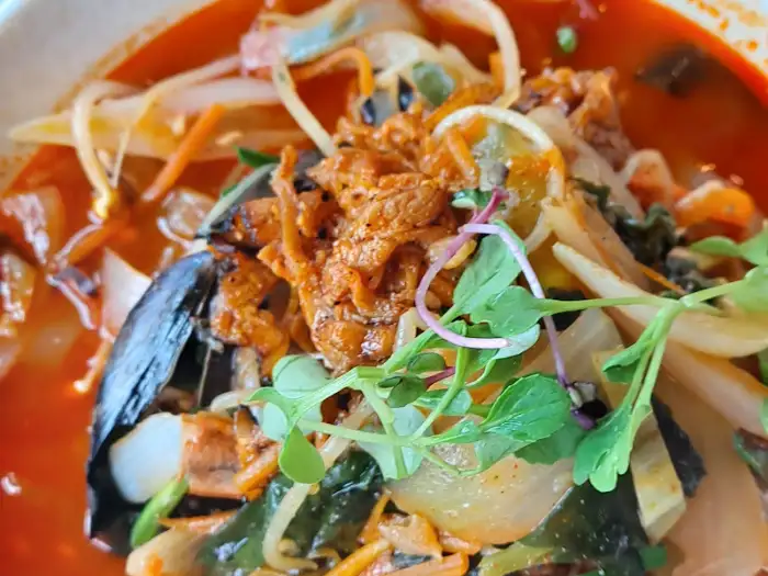 짬뽕 위에 올라간 다양한 재료들의 클로즈업 모습