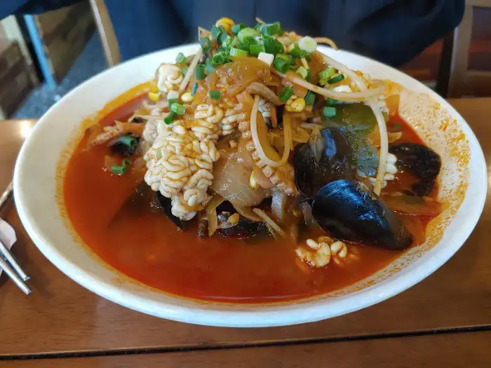 쟁반 짜장 속 다양한 재료들이 섞여 있는 모습