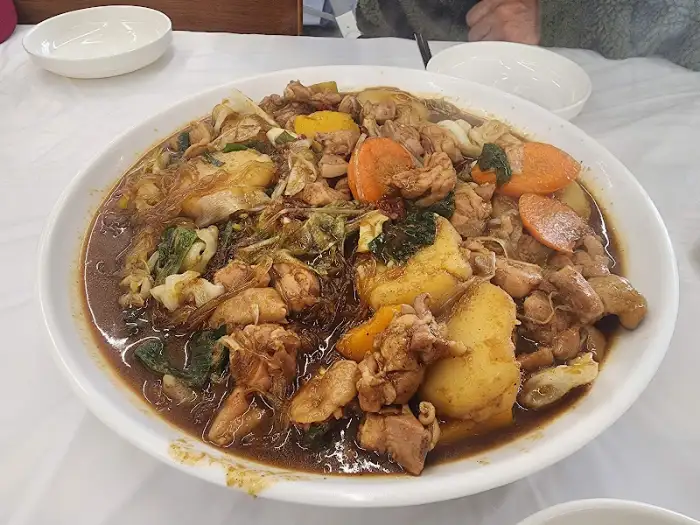 테이블에 놓인 안동찜닭 한 상 차림