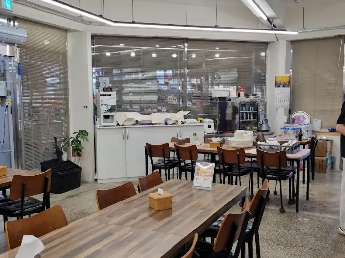 매장 내부의 테이블과 의자가 놓인 모습