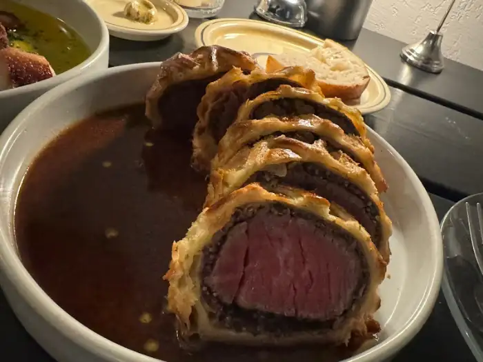 잘 썰린 비프 웰링턴 단면