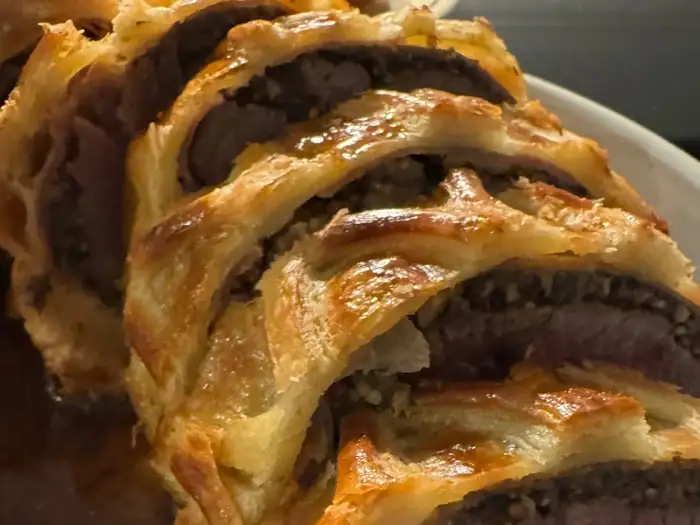 바삭한 페이스트리 크러스트의 질감