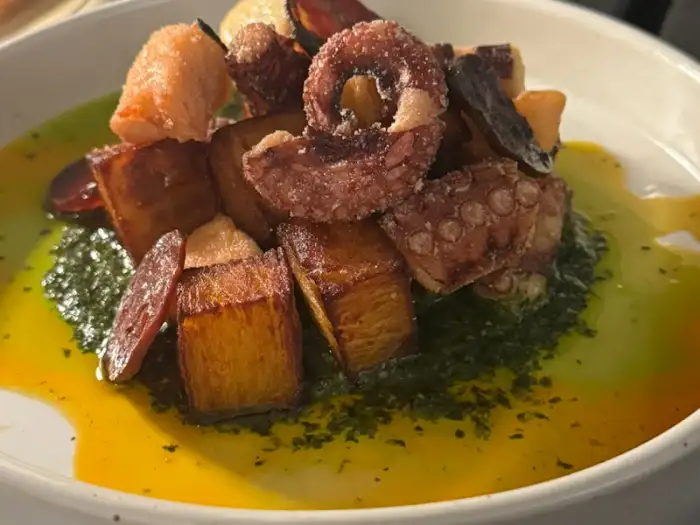 향긋한 소스와 어우러진 문어 요리