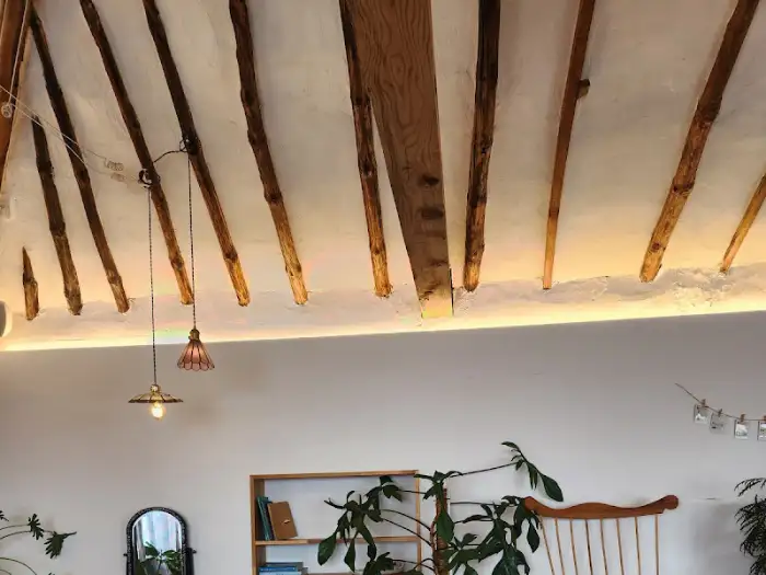 한옥 내부의 빈티지 조명과 식물