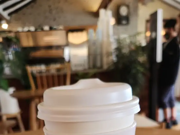 진열대에 놓인 하얀색 컵홀더와 케이크