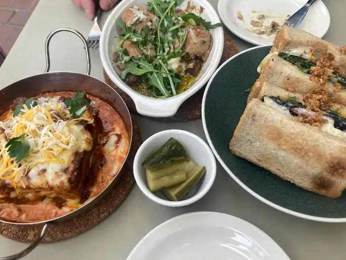 푸짐하게 담긴 샌드위치와 곁들임 피클