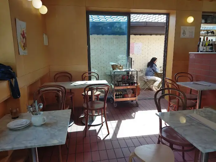 식사 후 창밖을 보며 즐기는 여유