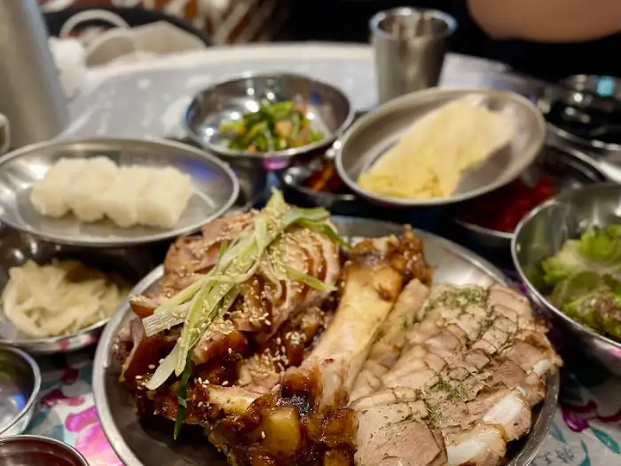 다양한 곁들임 찬과 족발, 보쌈