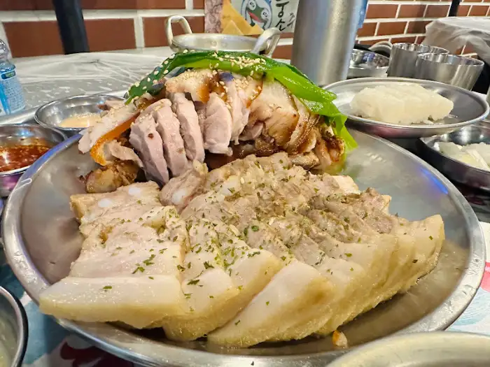 다양한 곁들임 찬과 족발, 보쌈