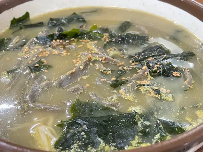 보말칼국수 국물 클로즈업