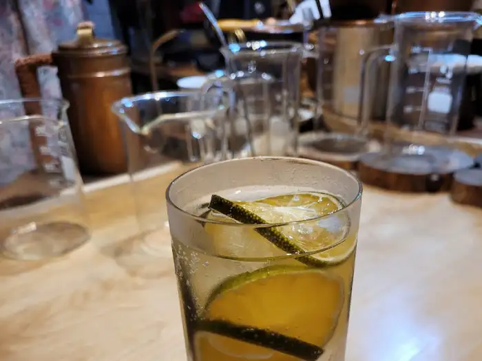 라임 슬라이스가 띄워진 시원한 음료