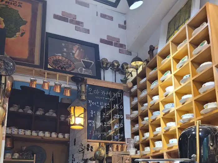 커피 용품과 빈티지 컵으로 가득 찬 선반