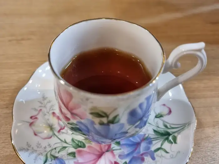 꽃무늬가 그려진 티컵과 소서