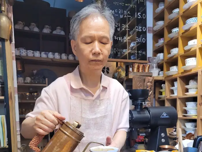 커피를 직접 내리는 사장님