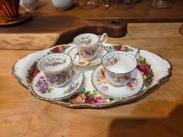 빈티지 트레이 위에 놓인 여러 개의 티컵과 소서 세트