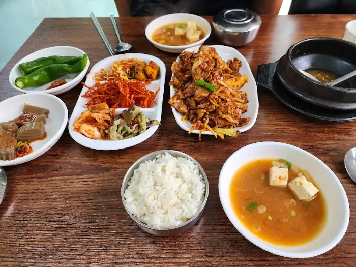 정갈하게 차려진 한상차림