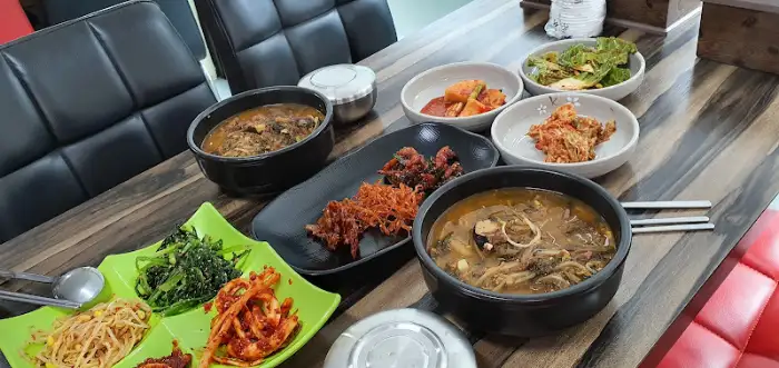 다양한 밑반찬들이 놓인 식탁 풍경