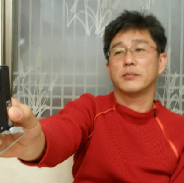 한 남자가 카메라를 들고 셀카를 찍는 모습